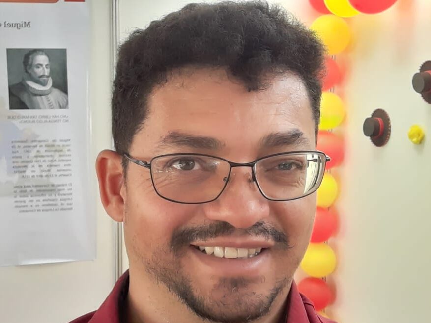 Esta foto destina-se a apresentar Eurípedes Neves, autor do artigo: CONTRIBUIÇÕES DO XADREZ À APRENDIZAGEM DE ALUNOS COM DEFICIÊNCIA INTELECTUAL -  homem de 46 anos, cabelos pretos, cor parda, usando óculos, bigode, barba e está  sorridente.