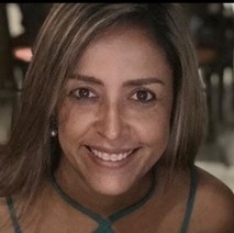 Esta imagem destina-se a apresentar, Rachel Rabelo, autora do artigo ALTAS HABILIDADES: ESTRUTURA E FUNCIONAMENTO: mulher 49 anos, cabelos loiros, cor branca, sorridente, olhando para frente com muita alegria.