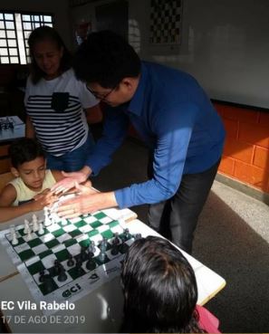 Jogo de xadrez para crianças shool kid jogando xadrez na sala de