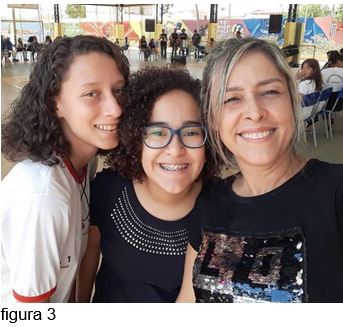 Vitória Rodrigues e Elisa Miranda, escritoras e alunas, com a Professora Rachel Rabelo durante a Semana de Educação para a Vida, no Centro de Ensino Fundamental 08 de Sobradinho.