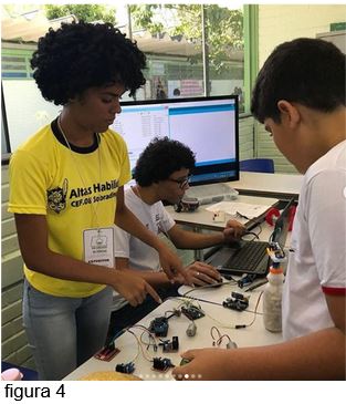 Larissa Santos e Rodrigo Felipe, pesquisadores e alunos de Robótica, do Professor Alexandre Zeitune, apresentando seu trabalho de pesquisa no Circuito de Ciências e Artes da Regional de Sobradinho, ficando em primeiro lugar na etapa Distrital em todo o Distrito Federal.