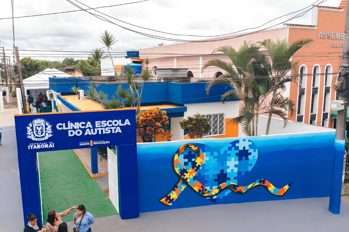 Berenice Piana na fachada da Clínica Escola do Autista